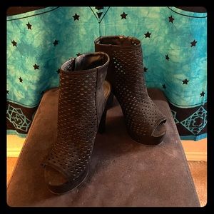 Black snazzy high heels size 7